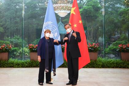 En esta foto publicada por la Agencia de Noticias Xinhua, el ministro de Asuntos Exteriores chino, Wang Yi, se reúne con la Alta Comisionada de las Naciones Unidas para los Derechos Humanos, Michelle Bachelet, en Guangzhou, provincia de Guangdong, en el sur de China, el lunes 23 de mayo de 2022. 