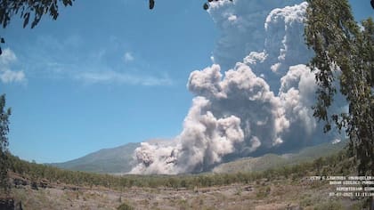 En esta foto publicada por la Agencia Geológica (Badan Geologi) del Ministerio indonesio de Energía y Recursos Minerales, el monte Lewotobi Laki Laki expulsa material volcánico durante la erupción en East Flores, Indonesia, el lunes 7 de julio de 2025