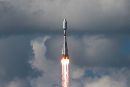 En esta foto, publicada por Roscosmos State Space Corporation el viernes 25 de julio de 2025, un cohete Soyuz despega desde la plataforma de lanzamiento de Vostochny, en el extremo oriental de Rusia, llevando en órbita un satélite iraní junto con otros satélites rusos. (Roscosmos State Space Corporation vía AP)