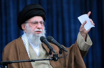 En esta foto, publicada por un sitio web oficial del líder supremo iraní, el ayatolá Ali Khamenei habla en una reunión en Teherán, Irán, el miércoles 11 de diciembre de 2024. (Oficina del Líder Supremo de Irán vía AP)