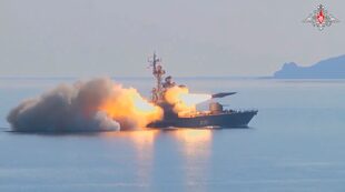 En esta foto realizada a partir de un vídeo proporcionado por el Servicio de Prensa del Ministerio de Defensa ruso el martes 28 de marzo de 2023, un barco de la armada rusa lanza una prueba de misiles antibuque en el golfo Pedro El Grande, en el mar de Japón.