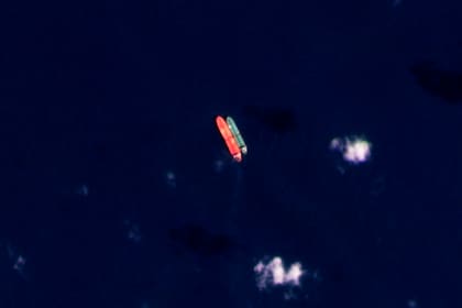 En esta foto satelital facilitada por la firma Planet Labs PBC, se ve a los barcos Virgo, a la izquierda, y el Suez Rajan, en el mar de la China Meridional, el 13 de febrero de 2022. 