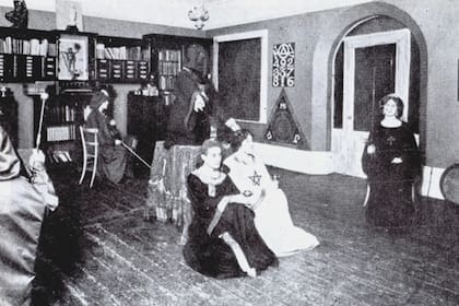 En esta foto se lo puede ver a Crowley encapuchado detrás de dos fieles, en medio de un rito de magia negra