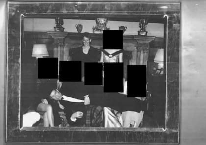 En esta foto se ve alguien muy parecido a Andrew Mountbatten-Windsor tumbado sobre cinco personas, cuyos rostros fueron ocultados