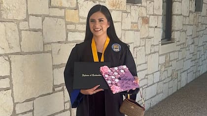 En esta foto sin fecha, proporcionada por su abogado, Todd Pomerleau, Any Lucia Lopez Belloza celebra su graduación de la secundaria en Texas. (Abogado de Any Lucia Lopez Belloza vía AP)