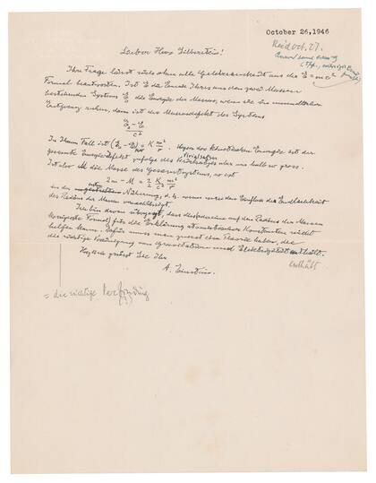 En esta foto sin fecha, proveída por la casa de subastas RR Auction,  se ve una carta escrita por Albert Einstein, en la cual este escribió su famosa ecuación "E = mc2". La carta fue subastada por más de 1,2 millones de dólares el 20 de mayo del 2021, en Boston.  (Nikki Brickett/RR Auction vía AP)