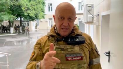 En esta foto tomada de un vídeo difundido por Prigozhin Press Service, Yevgeny Prigozhin, propietario de la empresa militar Wagner Group, graba sus discursos en vídeo en Rostov del Don, Rusia, el sábado 24 de junio de 2023