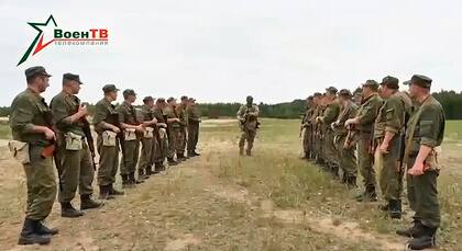 En esta foto tomada de un video difundido por el Ministerio de Defensa de Bielorrusia vía VoenTV el viernes 14 de julio de 2023, un instructor del contratista militar Wagner, centro, conversa con soldados bielorrusos durante un entrenamiento cerca de la aldea de Tsel, al sureste de Minsk, Bielorrusia. (Ministerio de Defensa de Bielorrusia vía VoenTV vía AP)