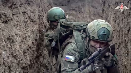 En esta foto tomada de un video distribuido por el Servicio de Prensa del Ministerio de Defensa ruso el sábado 4 de enero de 2025, militares rusos participan en un entrenamiento de combate para unidades de asalto en un lugar no revelado. (Russian Defense Ministry Press Service via AP)
