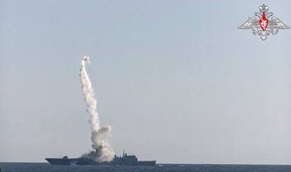En esta foto tomada de un video distribuido por el Servicio de Prensa del Ministerio de Defensa de Rusia, un nuevo misil de crucero hipersónico Zircon es lanzado por la fragata Almirante Gorshkov de la armada rusa desde el Mar Blanco, en el norte de Rusia, Rusia, el lunes 19 de julio de 2021