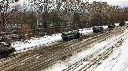 En esta foto tomada de un video proveído por el servicio de prensa del Ministerio de Defensa de Rusia el 10 de febrero del 2022, unidades de combate del sistema de defensa antiaérea S-400 avanzan en la región de Brest durante maniobras militares Rusia-Bielorrusia.