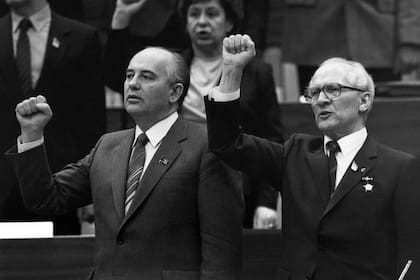 En esta foto tomada el 22 de abril de 1986, Mijail Gorbachov, secretario general del Comité Central del PCUS, y Erich Honecker, secretario general del Partido Comunista de la República Democrática Alemana, cantan la "Internacional" en Berlín Oriental durante la sesión de clausura del XI Congreso del Partido de la Unidad Socialista