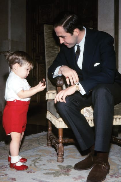 En esta foto, tomada en 1975, el monarca está con su hijo Pablo, el heredero real, en el Palacio de la Zarzuela de España. El vínculo de Constantino y ese país fue muy fuerte: su hermana fue Sofía, hoy reina emérita.