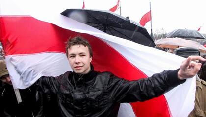 En esta foto tomada en Minsk el 25 de marzo de 2012 aparece el ex editor del canal de Telegram de la oposición bielorrusa "@nexta_tv" Roman Protasevich durante la manifestación