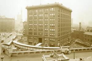 En esta fotografía antigua se aprecia la pasarela construida para facilitar la entrada del personal y los clientes de la compañía (Foto: THE INDIANA ALBUM: RAY HINZ COLLECTION)