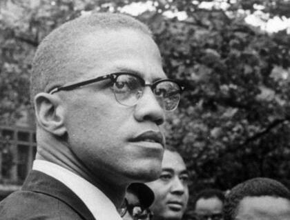 En esta fotografía de archivo de 1963, Malcolm X asiste a un mitin en el barrio de Harlem de Nueva York. (Foto AP/Robert Haggins, archivo)