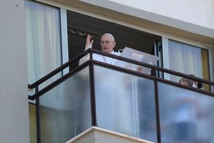 En esta fotografía de archivo del 11 de julio de 2021, el papa Francisco se asoma a un balcón del Policlínico Agostino Gemelli, donde se recuperaba de una cirugía intestinal, para efectuar la tradicional bendición del domingo y la oración del ángelus, en Roma. (AP Foto/Gregorio Borgia, Archivo)