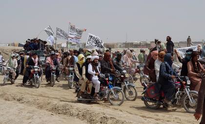 En esta fotografía de archivo del 14 de julio de 2021, los partidarios de los talibanes llevan sus banderas blancas distintivas después de que los talibanes dijeron que tomaron la ciudad fronteriza afgana de Spin Boldaka frente a la ciudad de Chaman, Pakistán.