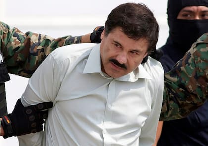  En esta fotografía de archivo del 22 de febrero de 2014, Joaquín "El Chapo" Guzmán, jefe del Cartel de Sinaloa en México, es escoltado a un helicóptero en la Ciudad de México luego de su captura. 