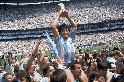 En esta fotografía de archivo del 29 de junio de 1986, Diego Maradona sostiene el trofeo de su equipo luego de la victoria de Argentina por 3-2 sobre Alemania Occidental en el partido de fútbol de la final de la Copa del Mundo en el Estadio Azteca de la Ciudad de México.