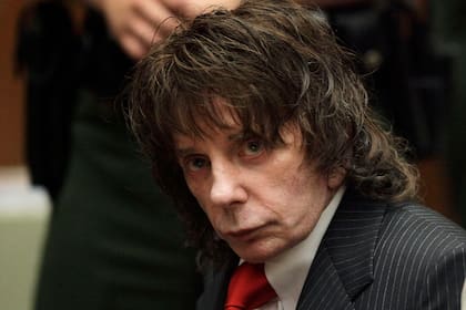 El productor musical Phil Spector se sienta en una sala del tribunal para su sentencia en Los Ángeles.