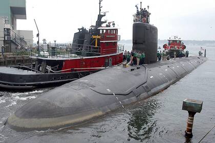 En esta fotografía de archivo del 30 de julio de 2004, el USS Virginia regresa al Astillero de Barcos Eléctricos en Groton Conn., Después de sus primeras pruebas en el mar