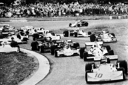 Niki Lauda (1), detrás de Ronnie Peterson, en el comienzo del Gran Premio de Alemania de 1976; en la segunda vuelta, el austríaco estrellaría su Ferrari y sería envuelto por llamas durante un interminable lapso.
