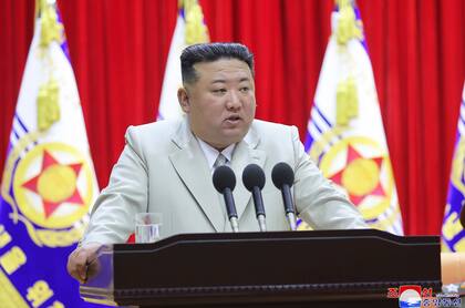En esta fotografía difundida por el gobierno norcoreano, el mandatario de Corea del Norte Kim Jong Un pronuncia un discurso durante su visita a un cuartel naval, el 27 de agosto de 2023, en Corea del Norte. 