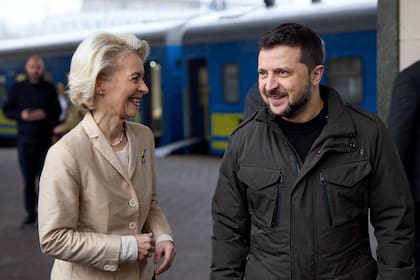 En esta fotografía distribuida y tomada por el Servicio de Prensa Presidencial de Ucrania el 4 de noviembre de 2023, el presidente de Ucrania, Volodimir Zelensky, saluda a la presidenta de la Comisión Europea, Ursula von der Leyen, en la estación de tren de Kiev. 