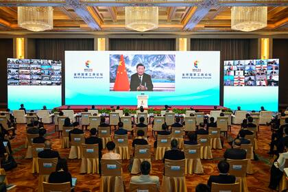 En esta fotografía facilitada por la Agencia de Noticias Xinhua, el presidente chino Xi Jinping pronuncia un discurso virtual en la ceremonia inaugural del Foro de Negocios de los BRICS