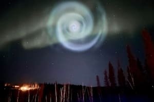 Apareció una extraña espiral con forma de galaxia en el cielo de Alaska