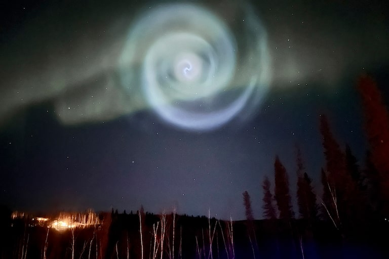 Una strana lumaca blu è apparsa a forma di galassia nel cielo dell’Alaska