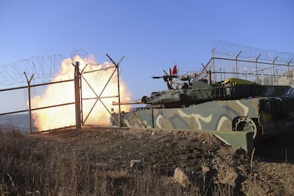 En esta fotografía proporcionada por el Ministerio de Defensa de Corea del Sur, el tanque de Corea del Sur dispara durante ejercicios de tiro en el área de las Islas del Noroeste en Corea del Sur, el viernes 5 de enero de 2024. (South Korea Defense Ministry via AP)