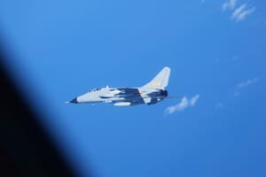 Japón y China se enfrentan en su peor choque en décadas: amenazas, advertencias a los turistas y despliegue de cazas