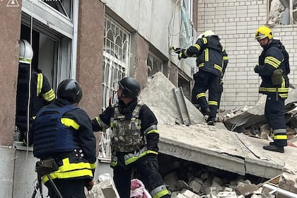 En esta fotografía proporcionada por el Servicio de Emergencia de Ucrania, los rescatistas trabajan en el lugar de un ataque con misiles rusos en Chernihiv, Ucrania, el miércoles 17 de abril de 2024.