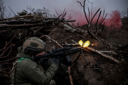 En esta fotografía proporcionada por el servicio de prensa de la 24ta Brigada Mecanizada de Ucrania, un soldado de la unidad mejora sus habilidades tácticas en el campo de entrenamiento de la región de Donetsk, Ucrania, el viernes 29 de noviembre de 2024