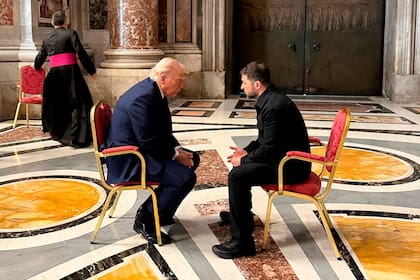En esta fotografía proporcionada por la Oficina de Prensa de la Presidencia ucraniana, el presidente Volodimir Zelensky y el mandatario estadounidense Donald Trump conversan durante su asistencia al funeral del papa Francisco en la Basílica de San Pedro, el 26 de abril de 2025, en Ciudad del Vaticano
