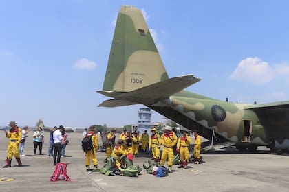 En esta fotografía publicada por el Comando de la Fuerza Aérea de Taiwán, miembros de un equipo de búsqueda y rescate se preparan para desplegarse en un C-130 de la Fuerza Aérea de Taiwán desde la base aérea militar de Pingtung, en el sur de Taiwán, en ruta hacia Hualien el miércoles 3 de abril de 2024.