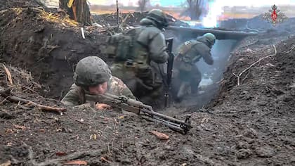 En esta fotografía publicada por el servicio de prensa del Ministerio de Defensa de Rusia el lunes 15 de abril de 2024, soldados rusos participan en un ejercicio militar en algún lugar de la región de Donetsk