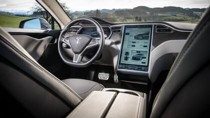 En esta fotografía se muestra el interior de un Tesla revestido con cuero verdadero, no con una imitación, pero es así como se verá el interior del automóvil vegano propuesto
