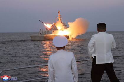 En esta fotografía sin fecha proporcionada el 21 de agosto de 2023 por el gobierno de Corea del Norte, el dirigente norcoreano Kim Jong Un (derecha) observa un lanzamiento de prueba de un misil crucero estratégico