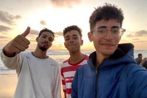 En esta fotografía sin fecha proporcionada por Helmi Hirez, se muestra a Mohamed (Medo) Halimy (izquierda), y a los hermanos gemelos Mohammed Hirez (centro) y Helmi Hirez, en una playa de la Franja de Gaza. (Helmi Hirez vía AP).