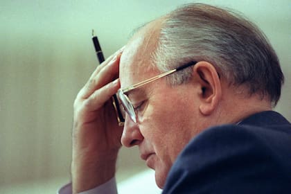 En esta fotografía tomada el 20 de noviembre de 1990, el presidente soviético Mijail Gorbachov reflexiona profundamente durante la reunión del segundo día de la cumbre de la CSCE (Comisión de Seguridad y Cooperación en Europa) celebrada en el centro internacional de conferencias de París