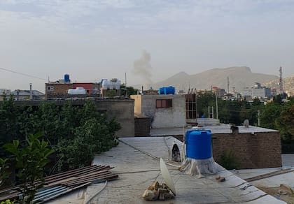En esta fotografía tomada el 31 de julio de 2022, el humo sale de una casa luego de un ataque con un dron estadounidense en el área de Sherpur en Kabul