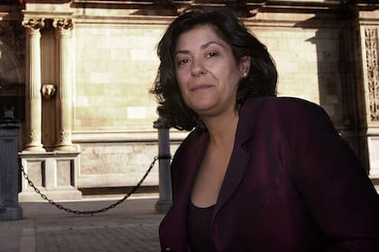 En esta fotografía tomada el 4 de julio de 2000, la escritora española Almudena Grandes posa en Alcalá de Henares, cerca de Madrid