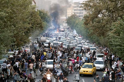 En esta fotografía tomada por un individuo no empleado por Associated Press y obtenida por la AP fuera de Irán, manifestantes gritan consignas durante una protesta en Teherán, Irán, el 21 de septiembre de 2022. (AP Foto, Archivo)