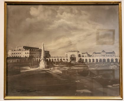 En esta fotografía Witcom de 1883, se observa el ex-Teatro Colón y la demolición de la Recova ordenada por Torcuato de Alvear en el contexto de obras destinadas a sanidad y embellecimiento urbano