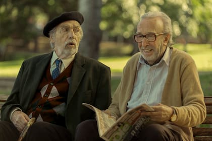 En esta historia, Luis Brandoni interpreta a León Schwartz, un verborrágico militante del Partido Comunista. Por su parte, Eduardo Blanco es Antonio Cardozo, un eterno conformista que está a punto de ser desalojado de su casa y de su trabajo de toda la vida