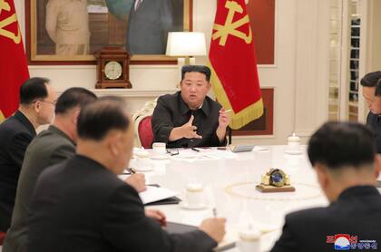 En esta imagen cortesía del gobierno de Corea del Norte, el mandatario norcoreano Kim Jong Un, al centro, asiste a una reunión del partido gobernante, el martes 17 de mayo de 2022, en Pyongyang, Corea del Norte. (Korean Central News Agency/Korea News Service via AP, Archivo)