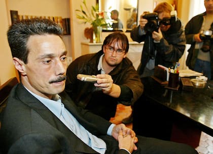 En esta imagen de 2002, Omar Raddad habla con periodistas en Aix-en-Provence (Photo by GERARD JULIEN / AFP)